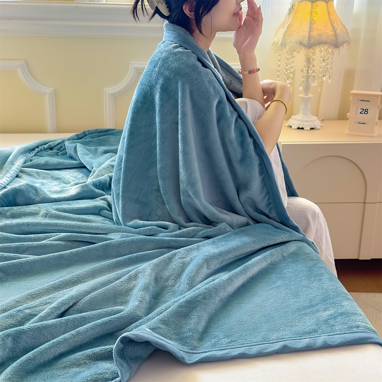 91家纺网 家纺一手货源 找家纺 予梦家纺 2025新款320g高克重加厚法兰绒毛毯办公室午休毯 云山蓝