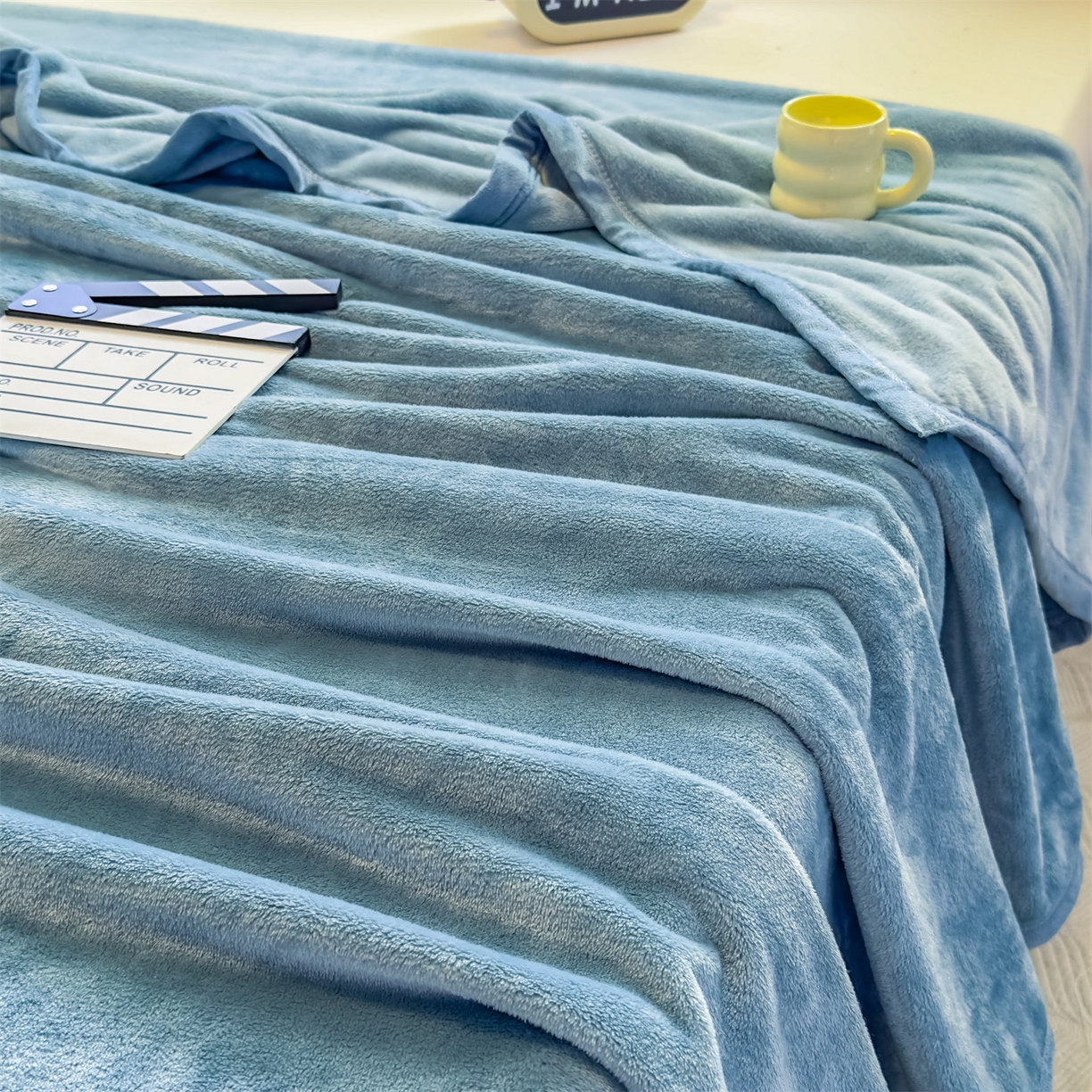 91家纺网 家纺一手货源 找家纺 予梦家纺 2025新款320g高克重加厚法兰绒毛毯办公室午休毯 云山蓝