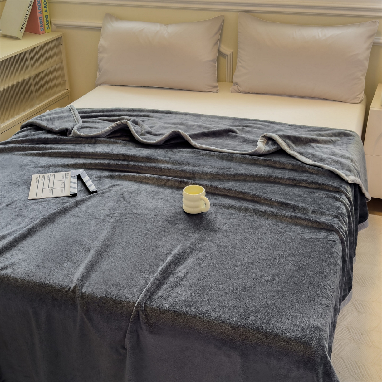 91家纺网 家纺一手货源 找家纺 予梦家纺 2025新款320g高克重加厚法兰绒毛毯办公室午休毯 星夜灰