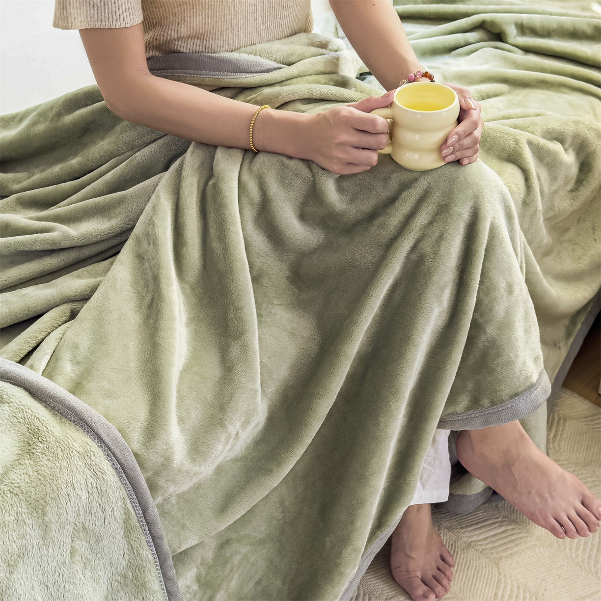 91家纺网 家纺一手货源 找家纺 予梦家纺 2025新款320g高克重加厚法兰绒毛毯办公室午休毯 松柏绿