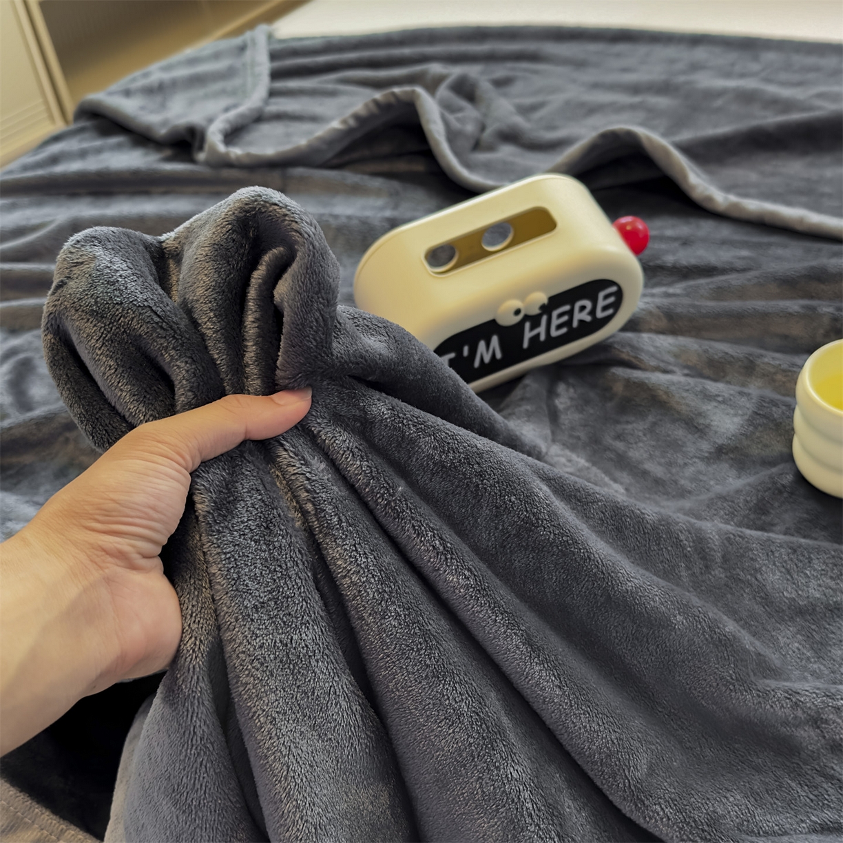 91家纺网 家纺一手货源 找家纺 予梦家纺 2025新款320g高克重加厚法兰绒毛毯办公室午休毯 星夜灰