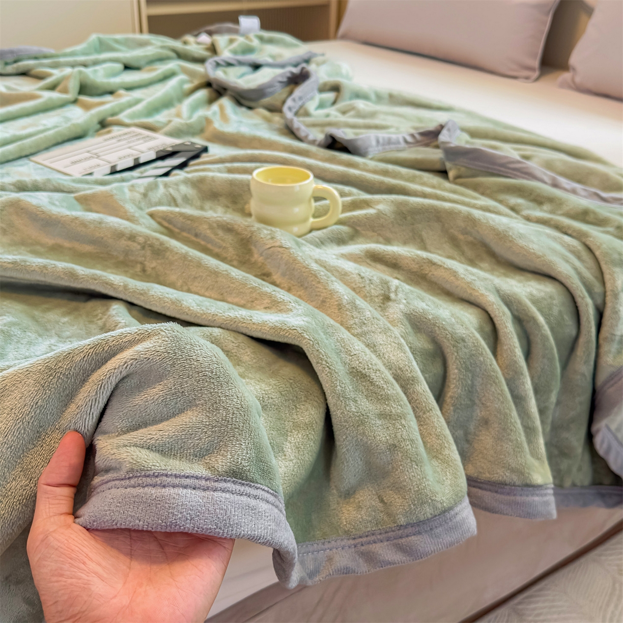 91家纺网 家纺一手货源 找家纺 予梦家纺 2025新款320g高克重加厚法兰绒毛毯办公室午休毯 松柏绿