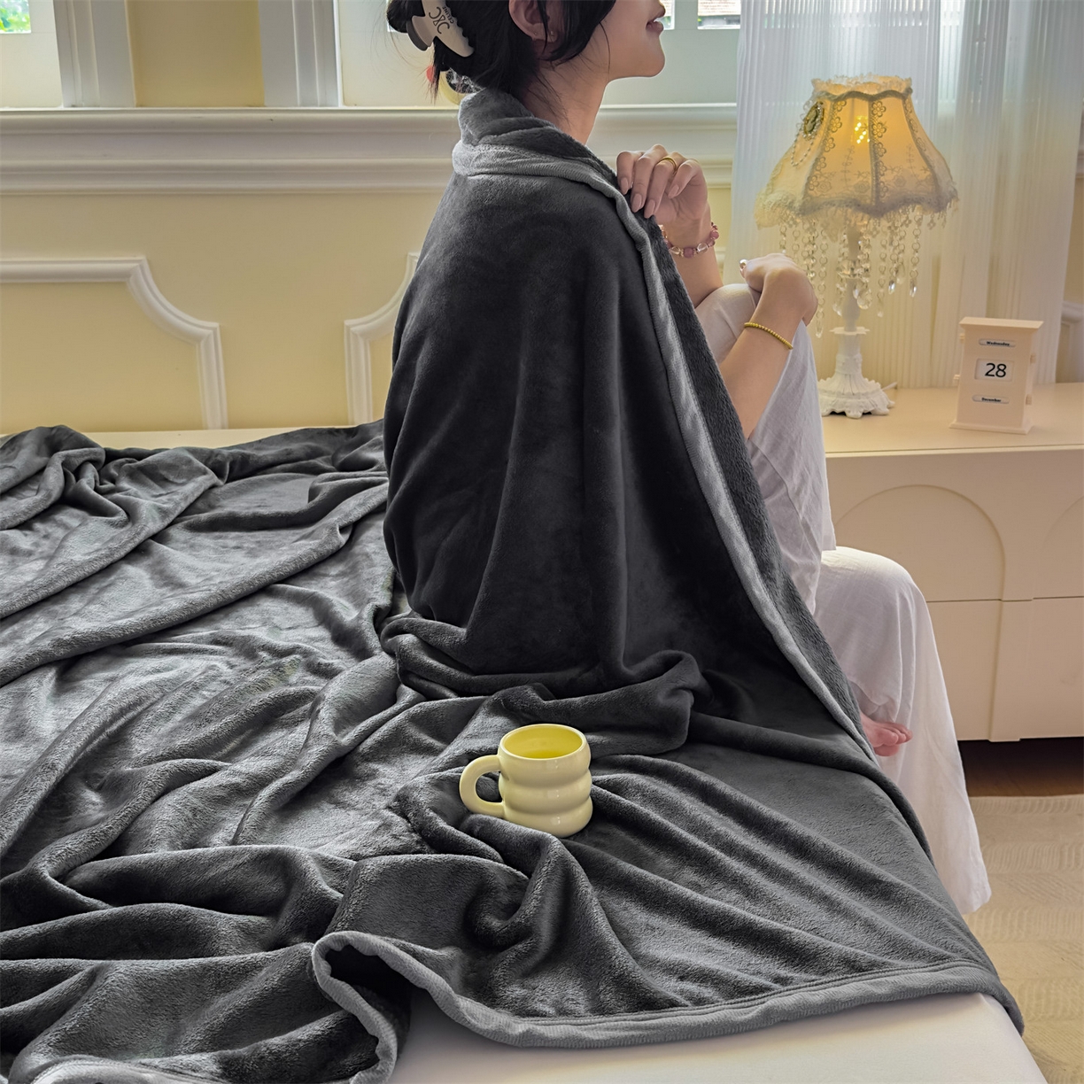 91家纺网 家纺一手货源 找家纺 予梦家纺 2025新款320g高克重加厚法兰绒毛毯办公室午休毯 星夜灰