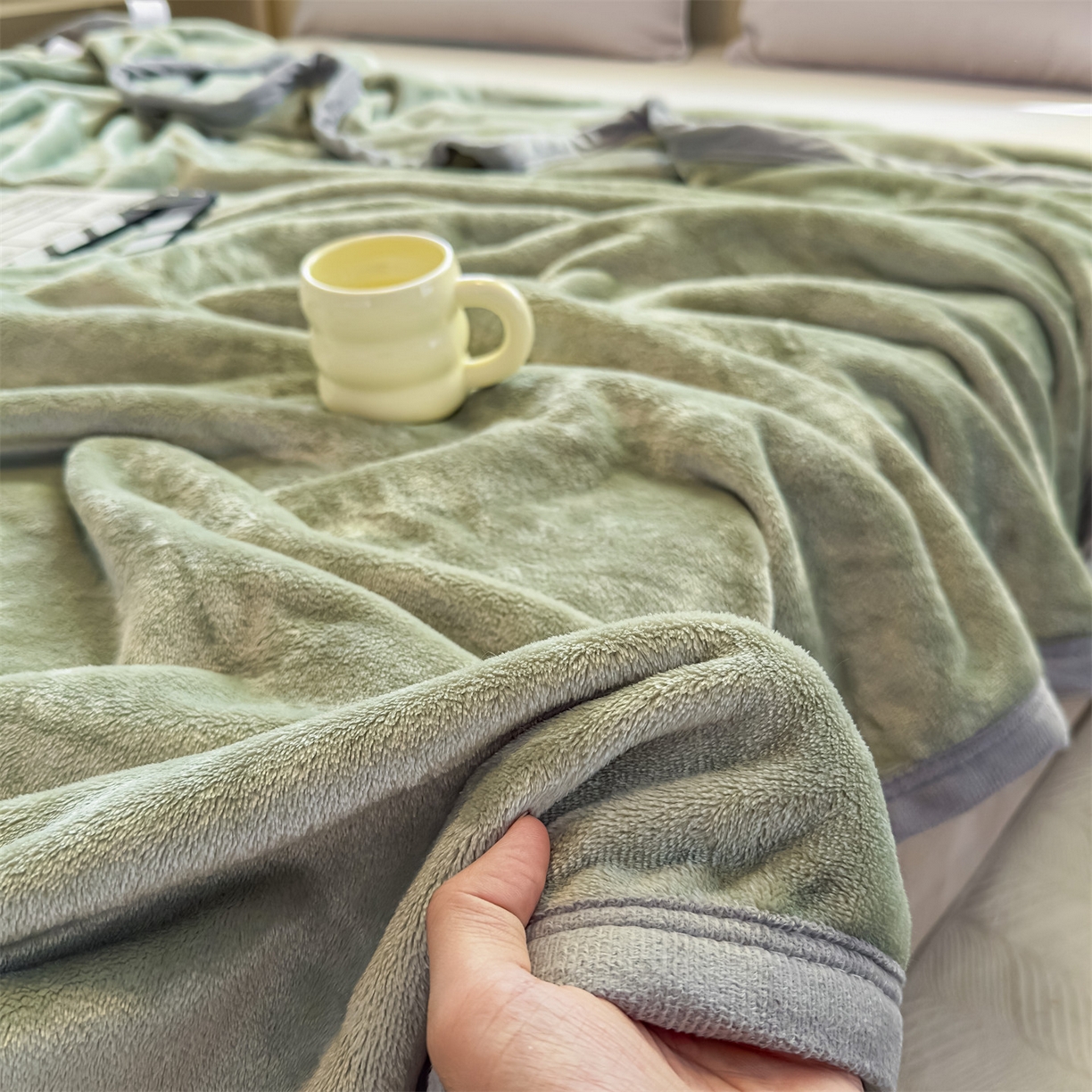 91家纺网 家纺一手货源 找家纺 予梦家纺 2025新款320g高克重加厚法兰绒毛毯办公室午休毯 松柏绿