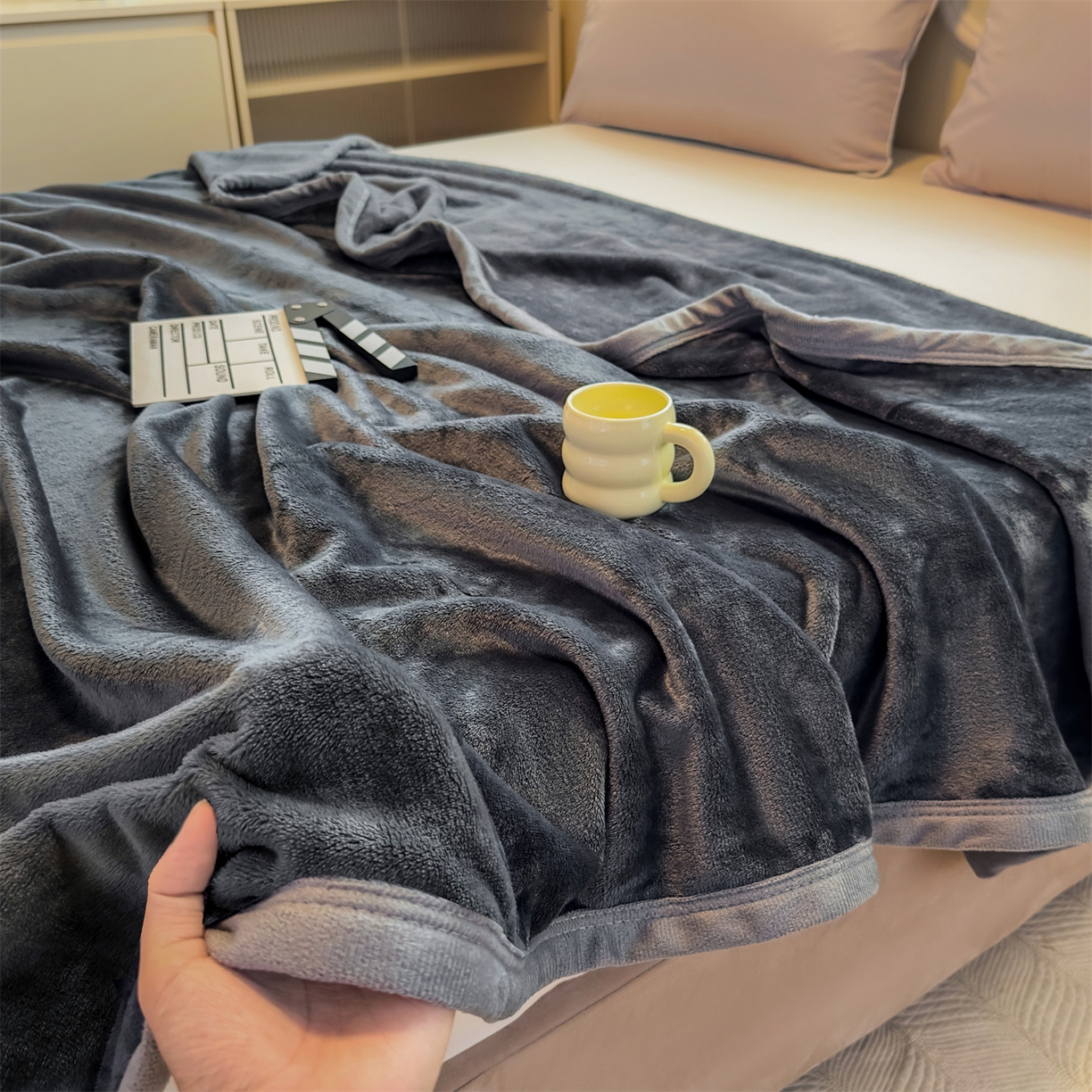 91家纺网 家纺一手货源 找家纺 予梦家纺 2025新款320g高克重加厚法兰绒毛毯办公室午休毯 星夜灰