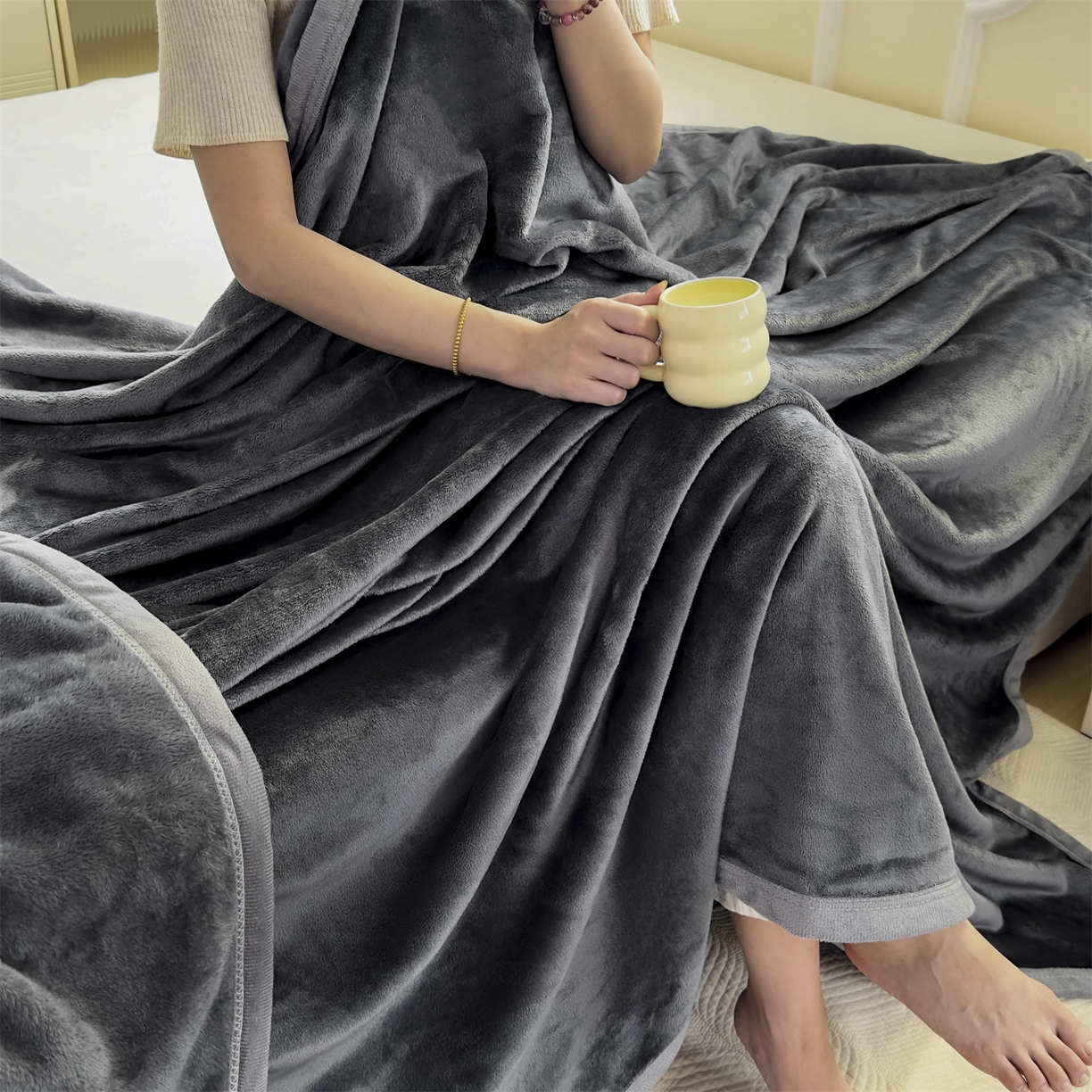 91家纺网 家纺一手货源 找家纺 予梦家纺 2025新款320g高克重加厚法兰绒毛毯办公室午休毯 星夜灰