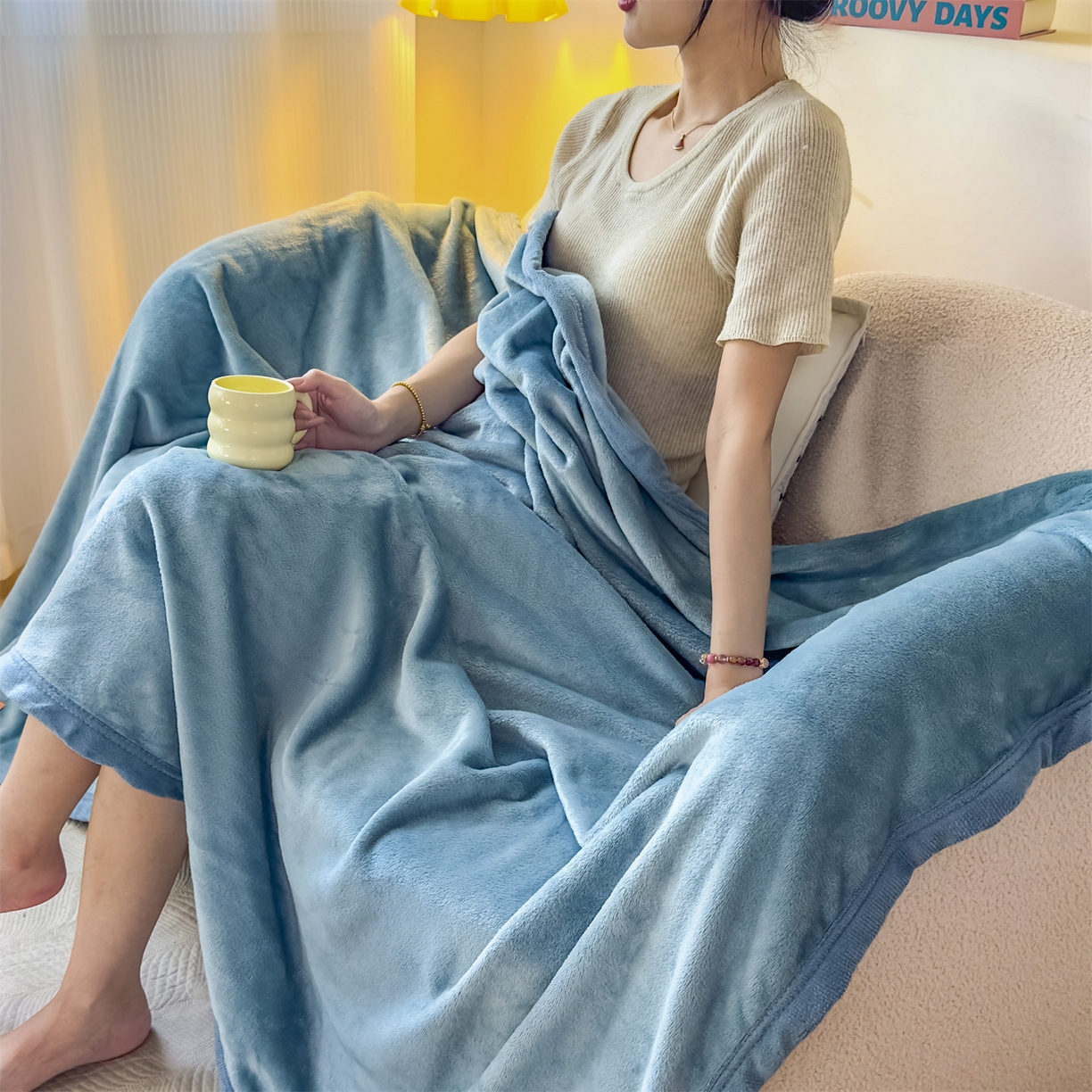 91家纺网 家纺一手货源 找家纺 予梦家纺 2025新款320g高克重加厚法兰绒毛毯办公室午休毯 云山蓝