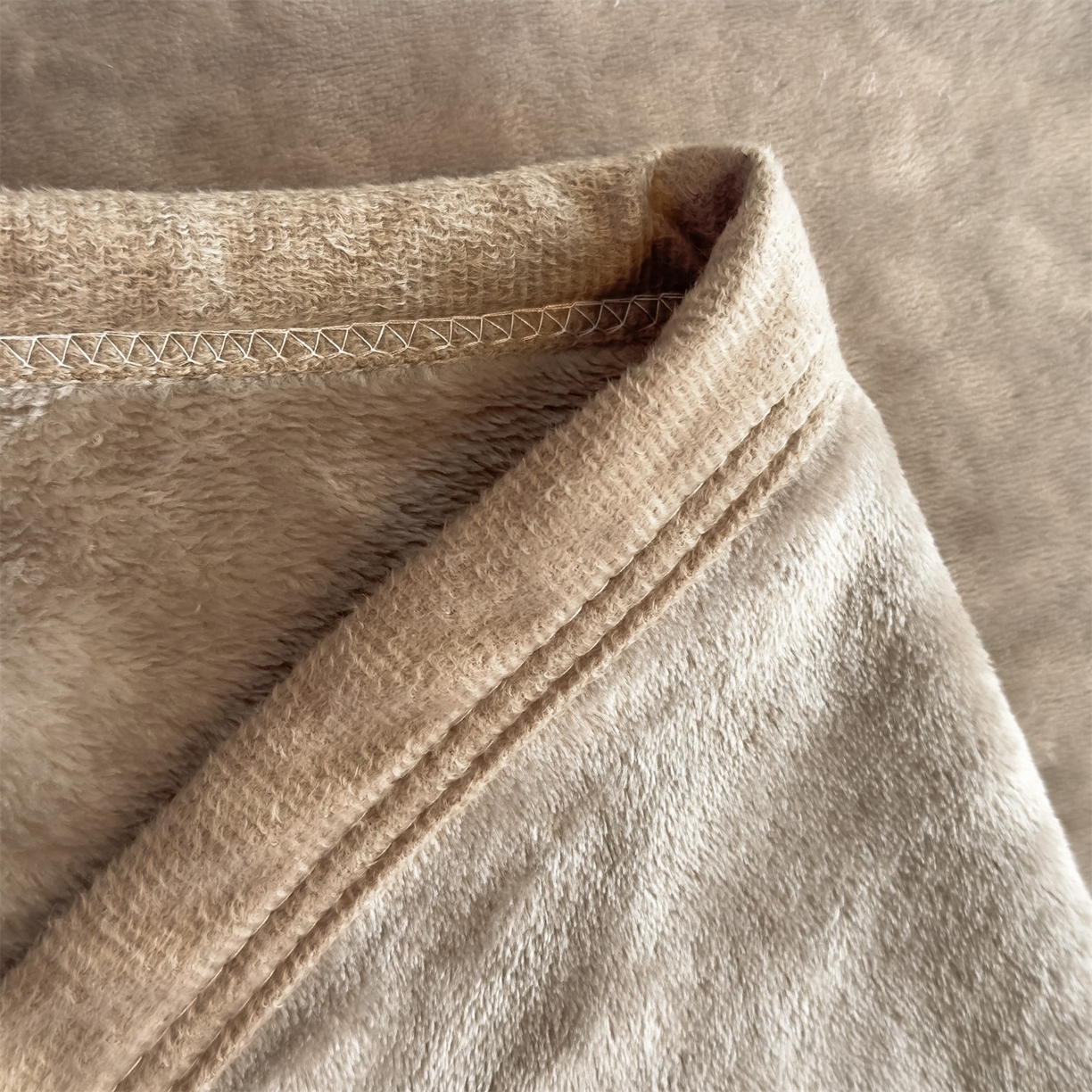 91家纺网 家纺一手货源 找家纺 予梦家纺 2025新款320g高克重加厚法兰绒毛毯办公室午休毯 卡布奇诺