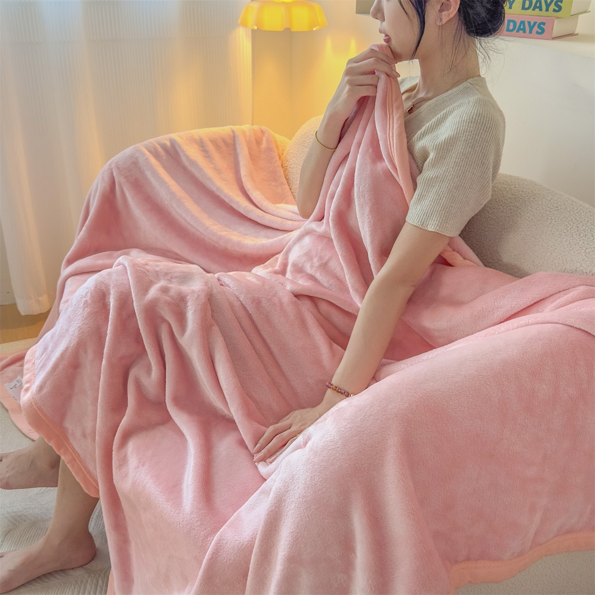 91家纺网 家纺一手货源 找家纺 予梦家纺 2025新款320g高克重加厚法兰绒毛毯办公室午休毯 少女粉