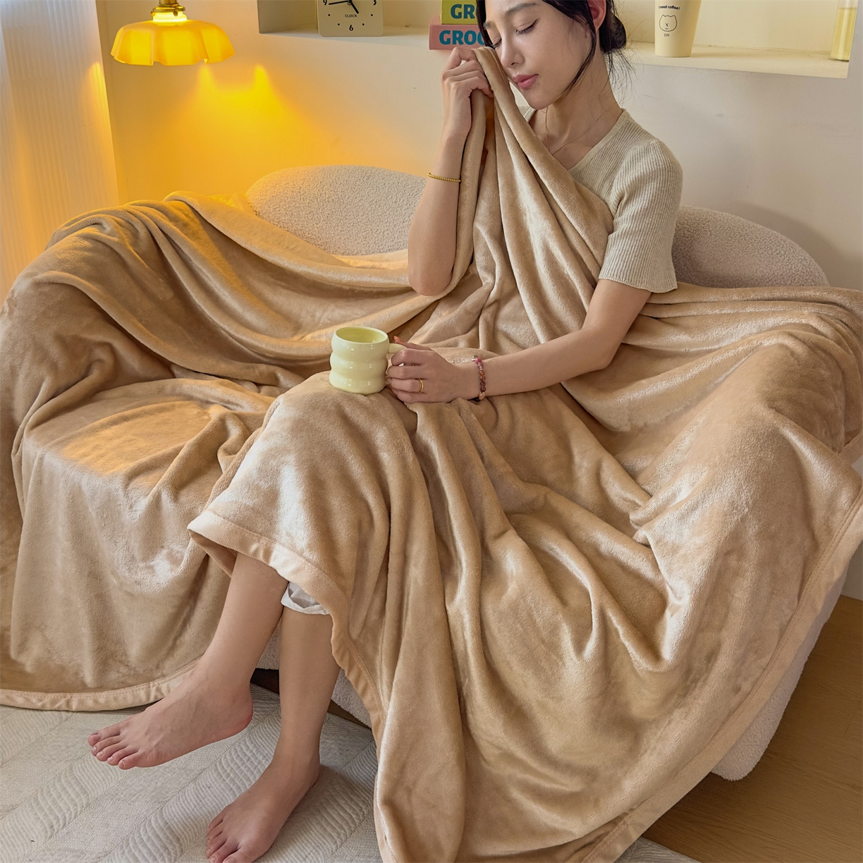 91家纺网 家纺一手货源 找家纺 予梦家纺 2025新款320g高克重加厚法兰绒毛毯办公室午休毯 奶茶驼