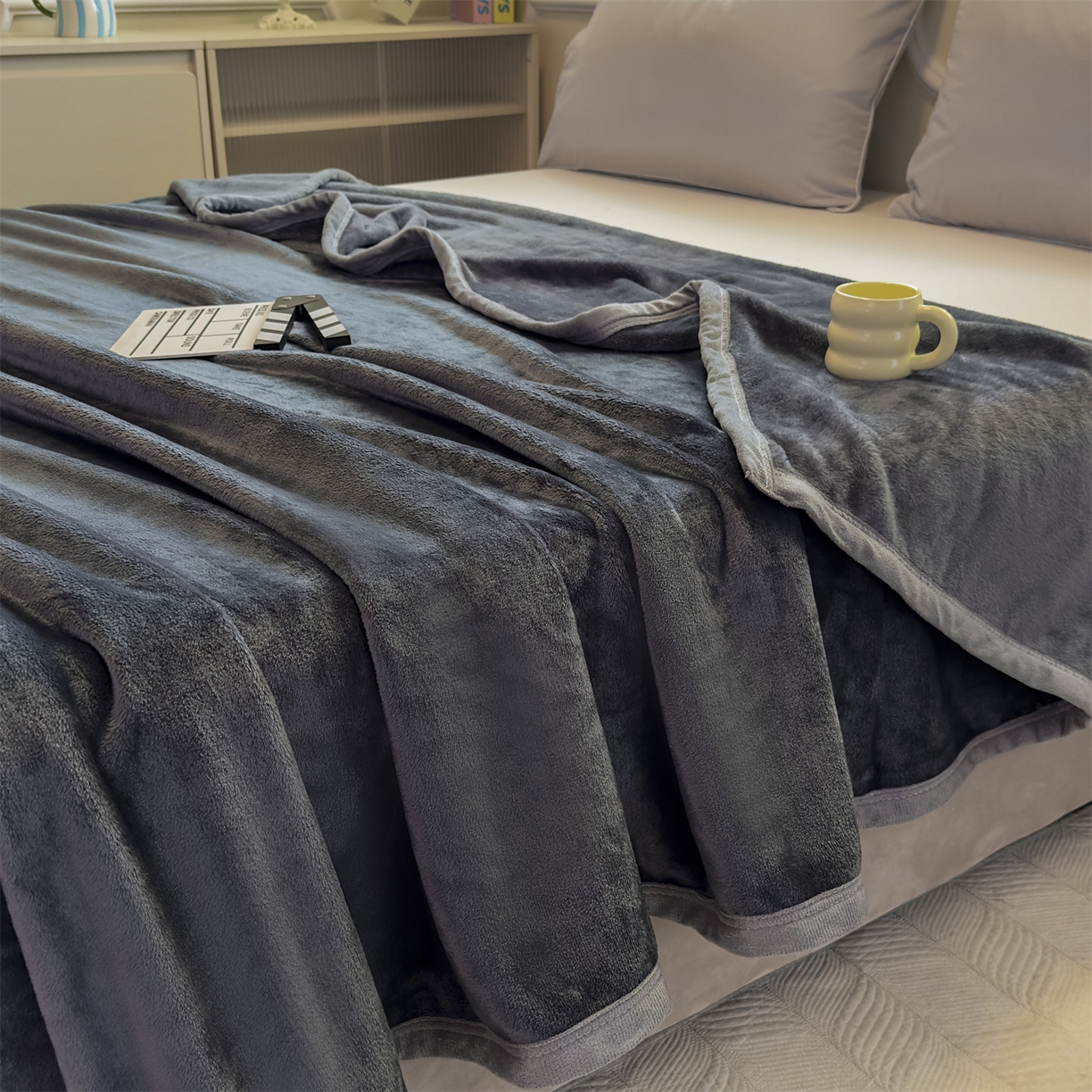 91家纺网 家纺一手货源 找家纺 予梦家纺 2025新款320g高克重加厚法兰绒毛毯办公室午休毯 星夜灰