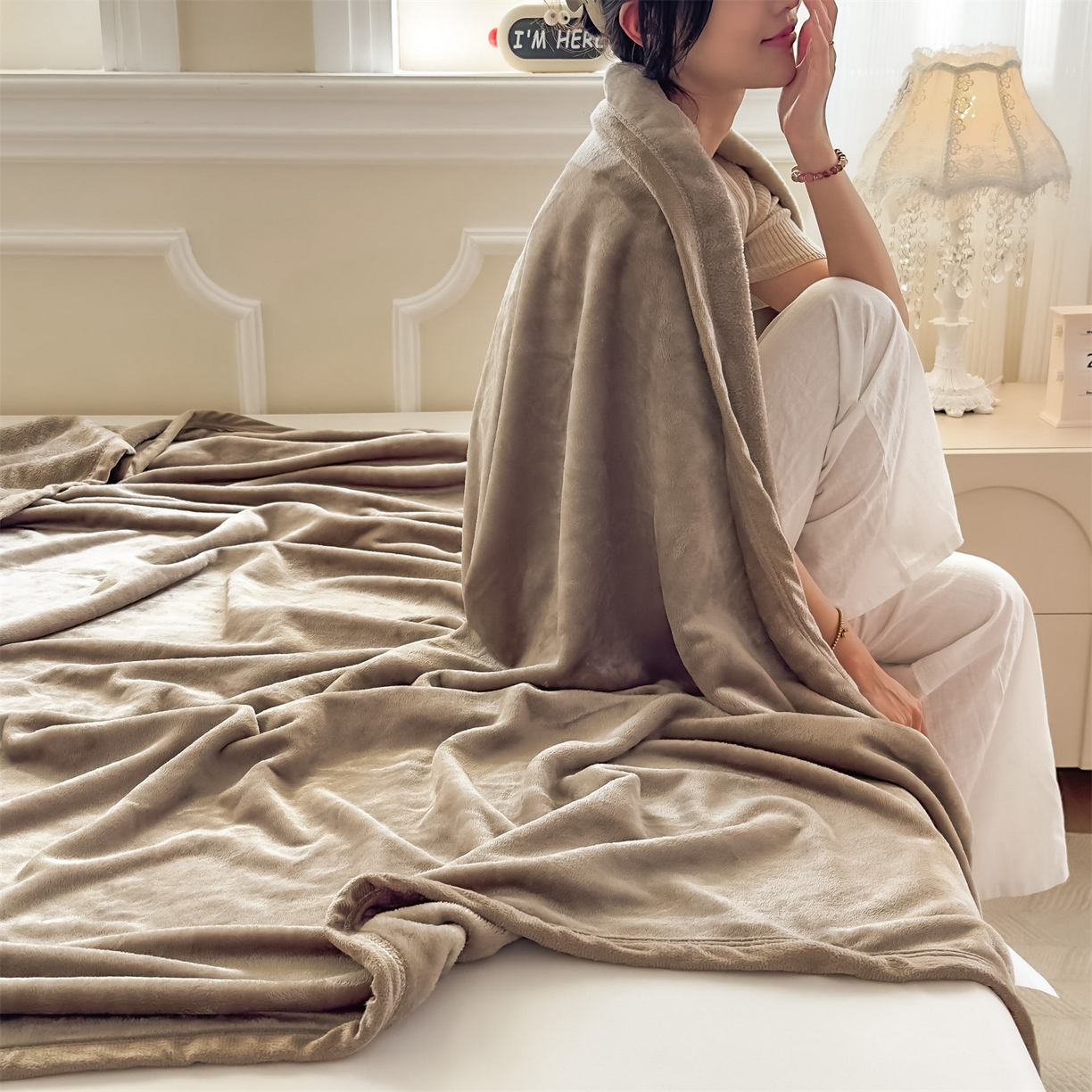 91家纺网 家纺一手货源 找家纺 予梦家纺 2025新款320g高克重加厚法兰绒毛毯办公室午休毯 卡布奇诺