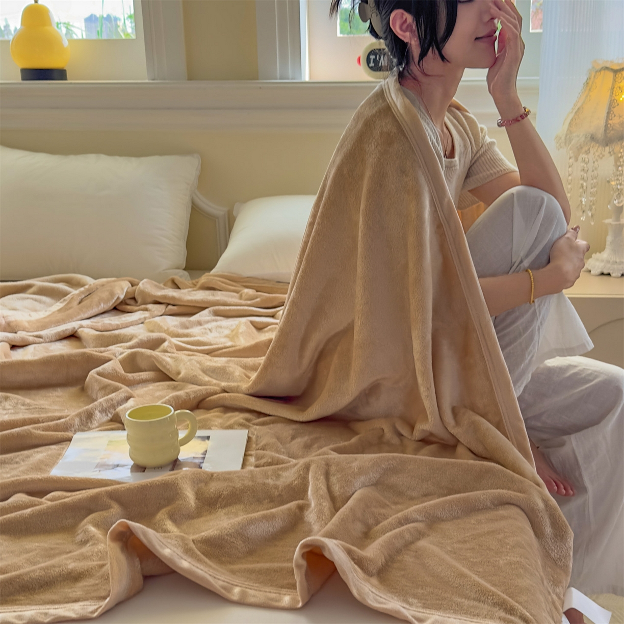91家纺网 家纺一手货源 找家纺 予梦家纺 2025新款320g高克重加厚法兰绒毛毯办公室午休毯 奶茶驼