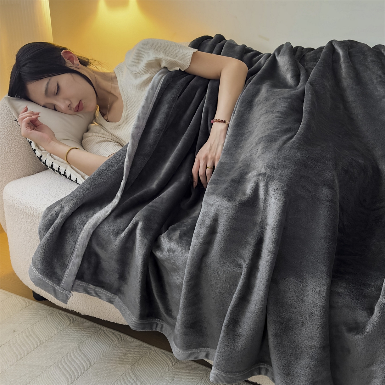 91家纺网 家纺一手货源 找家纺 予梦家纺 2025新款320g高克重加厚法兰绒毛毯办公室午休毯 星夜灰
