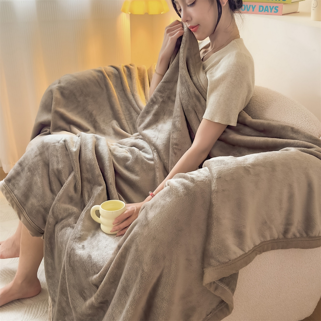 91家纺网 家纺一手货源 找家纺 予梦家纺 2025新款320g高克重加厚法兰绒毛毯办公室午休毯 卡布奇诺