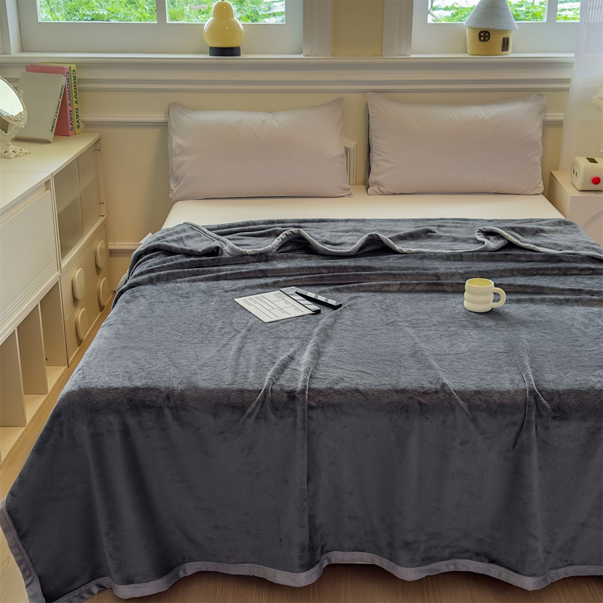 91家纺网 家纺一手货源 找家纺 予梦家纺 2025新款320g高克重加厚法兰绒毛毯办公室午休毯 星夜灰