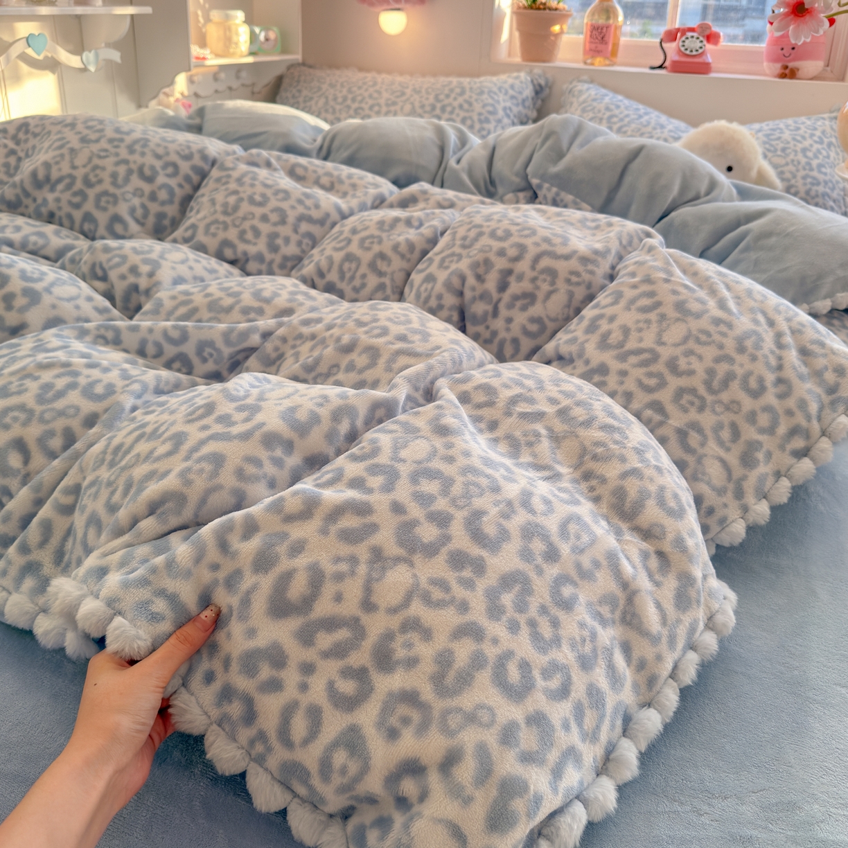 91家纺网 家纺一手货源 找家纺 （总）初念 2025新款牛奶绒印花四件套-豹纹