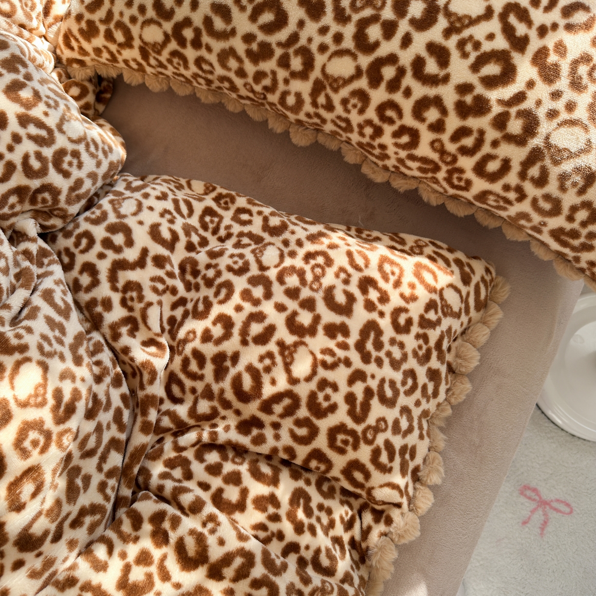 91家纺网 家纺一手货源 找家纺 初念 2025新款牛奶绒印花四件套-豹纹 牛奶绒-咖豹纹