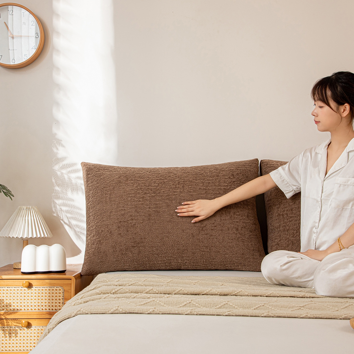 91家纺网 家纺一手货源 找家纺 沐沐家纺 2026新款可可西里面包枕 咖色