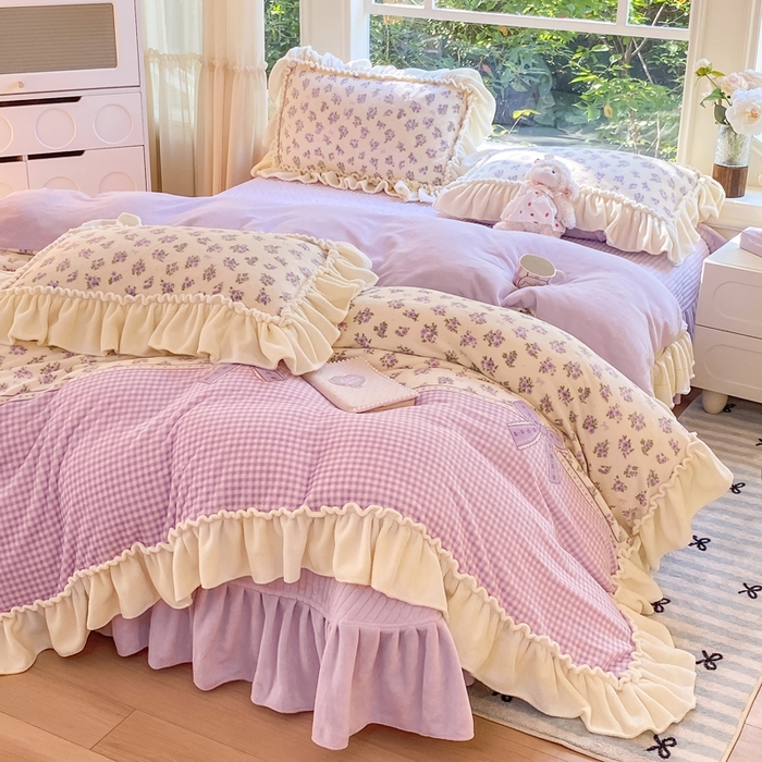 91家纺网 家纺一手货源 找家纺 大麦家纺 2025新款牛奶绒印花夹棉花边床盖四件套 紫鸢繁花