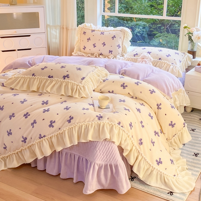 91家纺网 家纺一手货源 找家纺 大麦家纺 2025新款牛奶绒印花夹棉花边床盖四件套 蝴蝶紫黛