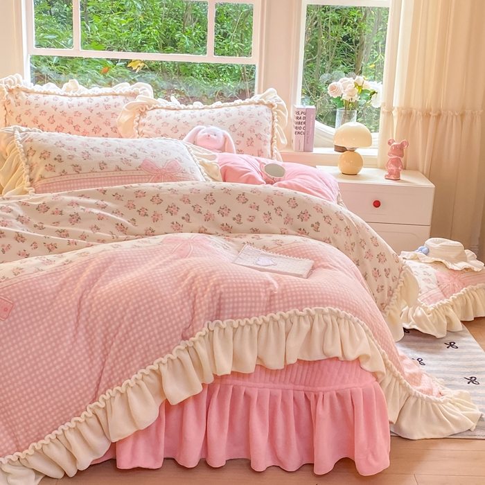 91家纺网 家纺一手货源 找家纺 大麦家纺 2025新款牛奶绒印花夹棉花边床盖四件套 花语弥香