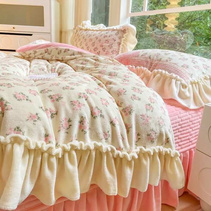 91家纺网 家纺一手货源 找家纺 大麦家纺 2025新款牛奶绒印花夹棉花边床盖四件套 花语弥香