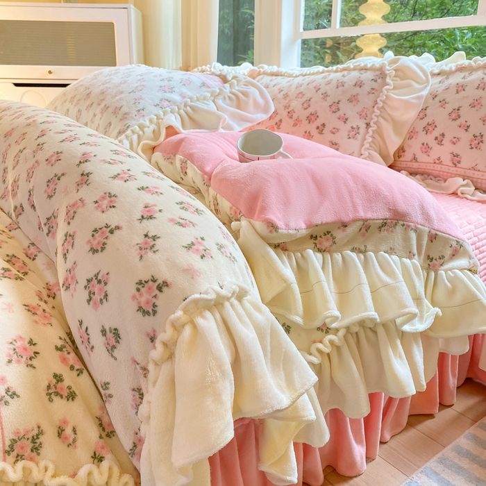 91家纺网 家纺一手货源 找家纺 大麦家纺 2025新款牛奶绒印花夹棉花边床盖四件套 花语弥香