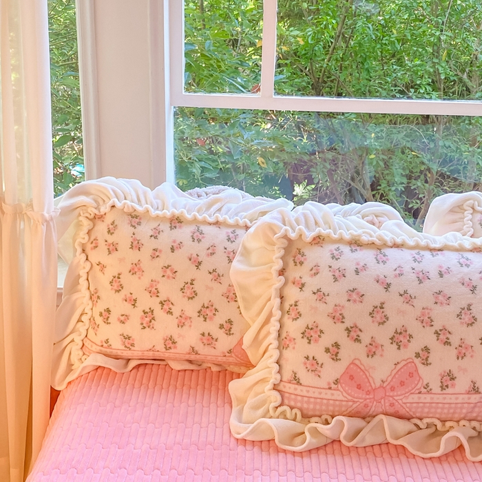 91家纺网 家纺一手货源 找家纺 大麦家纺 2025新款牛奶绒印花夹棉花边床盖四件套 花语弥香