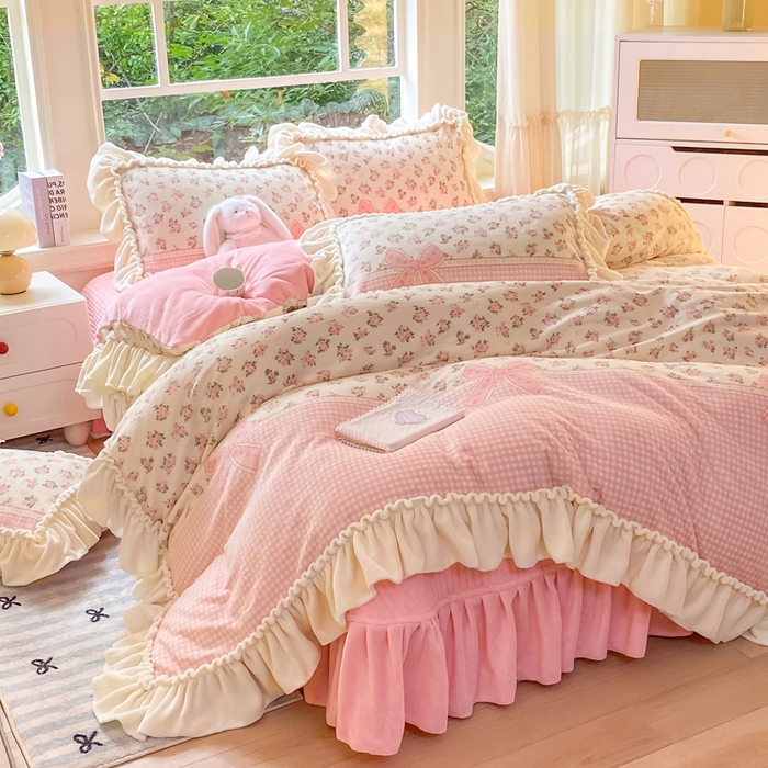 91家纺网 家纺一手货源 找家纺 大麦家纺 2025新款牛奶绒印花夹棉花边床盖四件套 花语弥香