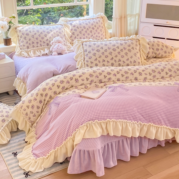 91家纺网 家纺一手货源 找家纺 大麦家纺 2025新款牛奶绒印花夹棉花边床盖四件套 紫鸢繁花