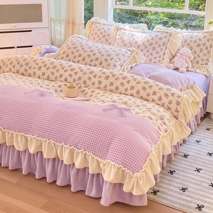 91家纺网 家纺一手货源 找家纺 大麦家纺 2025新款牛奶绒印花夹棉花边床盖四件套 紫鸢繁花