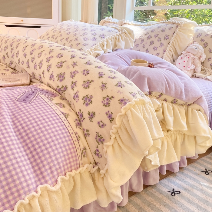 91家纺网 家纺一手货源 找家纺 大麦家纺 2025新款牛奶绒印花夹棉花边床盖四件套 紫鸢繁花