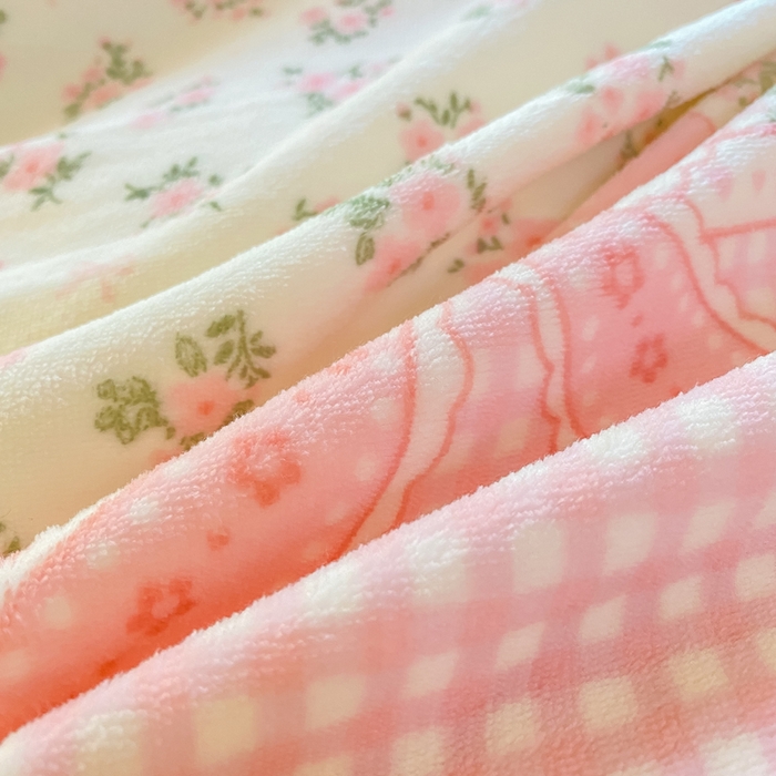 91家纺网 家纺一手货源 找家纺 大麦家纺 2025新款牛奶绒印花夹棉花边床盖四件套 花语弥香