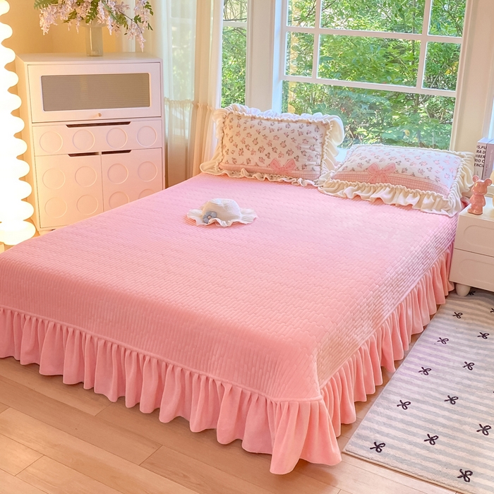 91家纺网 家纺一手货源 找家纺 大麦家纺 2025新款牛奶绒印花夹棉花边床盖四件套 花语弥香