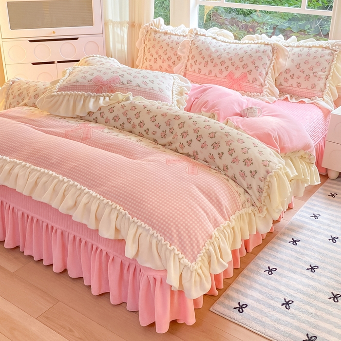 91家纺网 家纺一手货源 找家纺 大麦家纺 2025新款牛奶绒印花夹棉花边床盖四件套 花语弥香