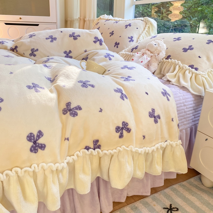 91家纺网 家纺一手货源 找家纺 大麦家纺 2025新款牛奶绒印花夹棉花边床盖四件套 蝴蝶紫黛