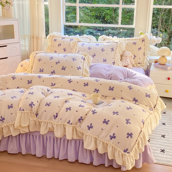 91家纺网 家纺一手货源 找家纺 大麦家纺 2025新款牛奶绒印花夹棉花边床盖四件套 蝴蝶紫黛