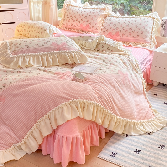 91家纺网 家纺一手货源 找家纺 大麦家纺 2025新款牛奶绒印花夹棉花边床盖四件套 花语弥香