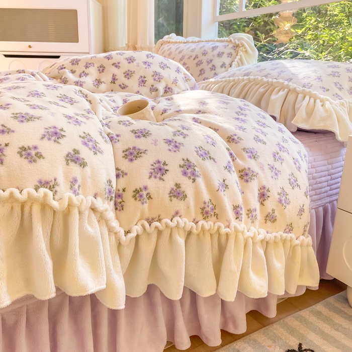 91家纺网 家纺一手货源 找家纺 大麦家纺 2025新款牛奶绒印花夹棉花边床盖四件套 紫鸢繁花