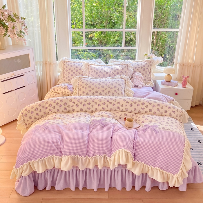 91家纺网 家纺一手货源 找家纺 大麦家纺 2025新款牛奶绒印花夹棉花边床盖四件套 紫鸢繁花