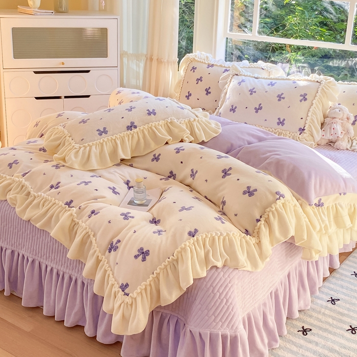 91家纺网 家纺一手货源 找家纺 大麦家纺 2025新款牛奶绒印花夹棉花边床盖四件套 蝴蝶紫黛
