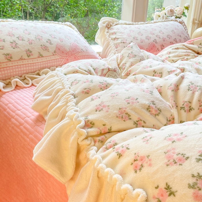 91家纺网 家纺一手货源 找家纺 大麦家纺 2025新款牛奶绒印花夹棉花边床盖四件套 花语弥香