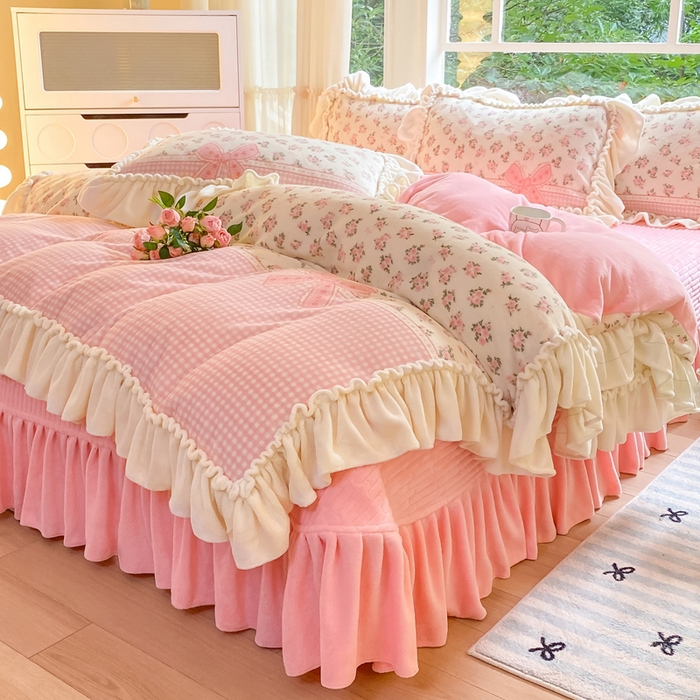 91家纺网 家纺一手货源 找家纺 大麦家纺 2025新款牛奶绒印花夹棉花边床盖四件套 花语弥香