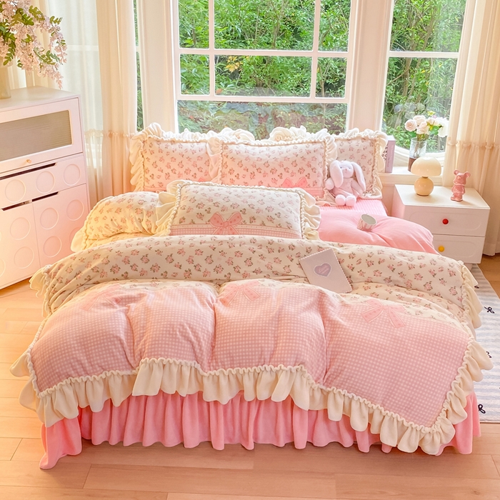 91家纺网 家纺一手货源 找家纺 大麦家纺 2025新款牛奶绒印花夹棉花边床盖四件套 花语弥香