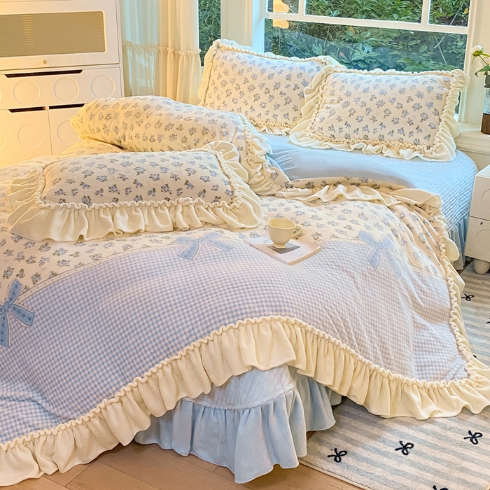 91家纺网 家纺一手货源 找家纺 大麦家纺 2025新款牛奶绒印花夹棉花边床盖四件套 云锦茵梦