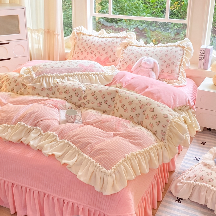 91家纺网 家纺一手货源 找家纺 大麦家纺 2025新款牛奶绒印花夹棉花边床盖四件套 花语弥香