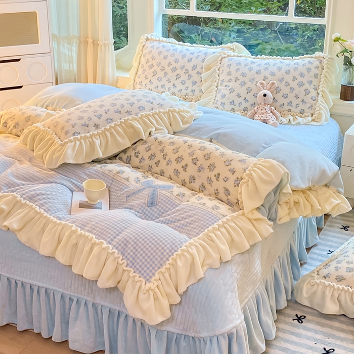 91家纺网 家纺一手货源 找家纺 大麦家纺 2025新款牛奶绒印花夹棉花边床盖四件套 云锦茵梦