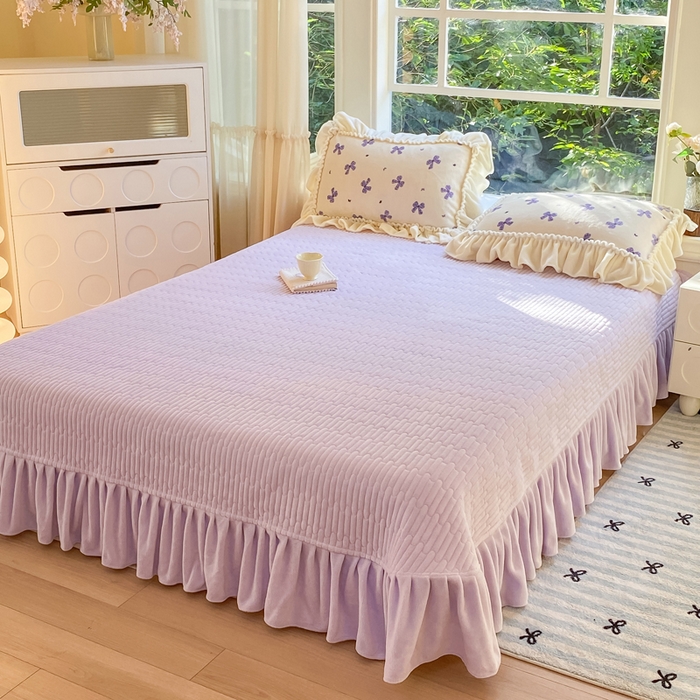 91家纺网 家纺一手货源 找家纺 大麦家纺 2025新款牛奶绒印花夹棉花边床盖四件套 蝴蝶紫黛