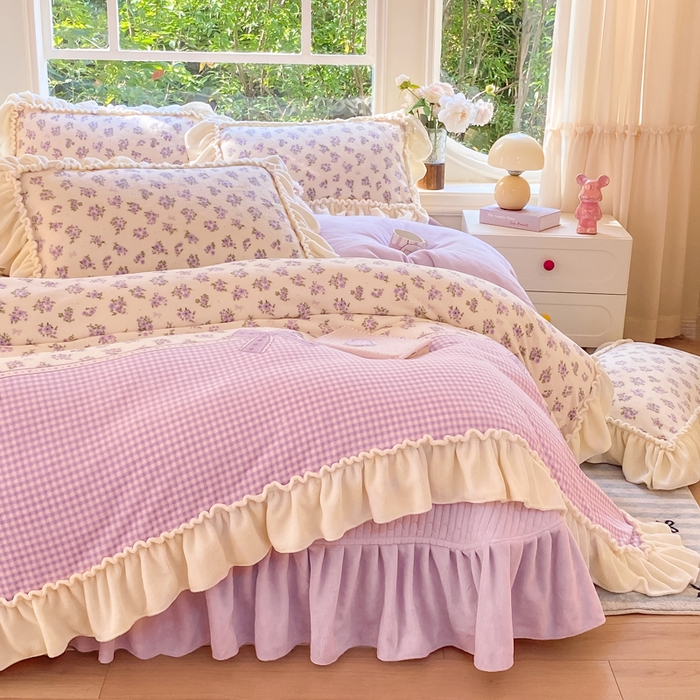 91家纺网 家纺一手货源 找家纺 大麦家纺 2025新款牛奶绒印花夹棉花边床盖四件套 紫鸢繁花